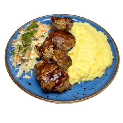 Pieczona szyja dzika z puree ziemniaczanym i surówką serwowana w restauracji Pieczony Dzik we Wrocławiu