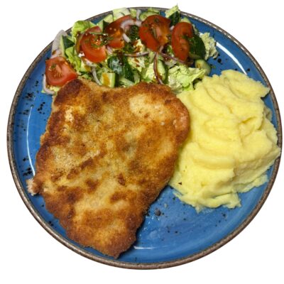Soczysty kotlet z kurczaka w chrupiącej panierce serwowany w restauracji Pieczony Dzik we Wrocławiu