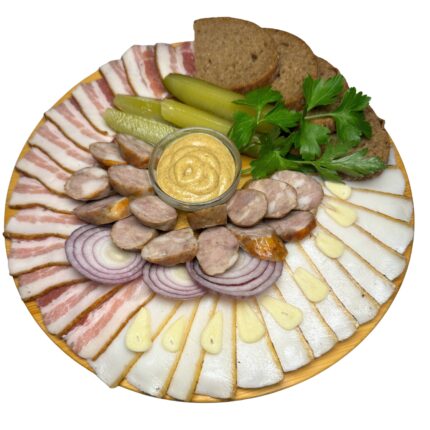 Talerz kozacki z mixem słoniny, domową kurzą kiełbasą, chlebem, kiszonymi ogórkami i musztardą w restauracji Pieczony Dzik we Wrocławiu