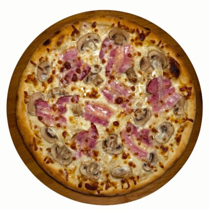 Pizza Leśna z sosem śmietanowym, serem, pieczarkami i boczkiem serwowana w restauracji Pieczony Dzik we Wrocławiu