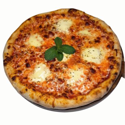 Pizza Margherita z sosem pomidorowym, serem i oregano serwowana w restauracji Pieczony Dzik we Wrocławiu