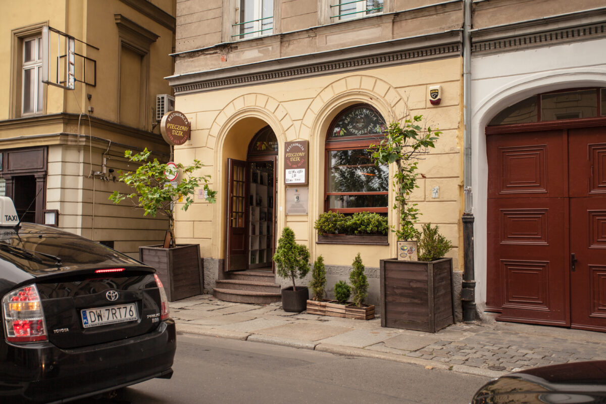 Ресторан Pieczony Dzik у центрі Вроцлава на Odrzańska 17 поруч із Rynek