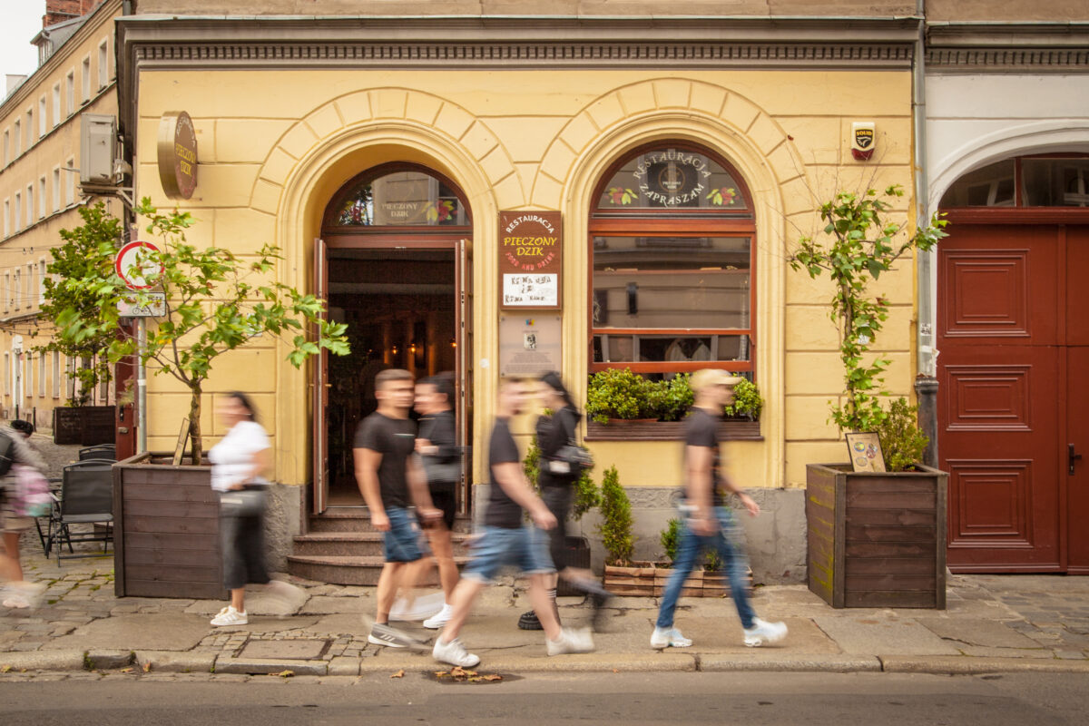 Ресторан Pieczony Dzik у центрі Вроцлава біля Rynek