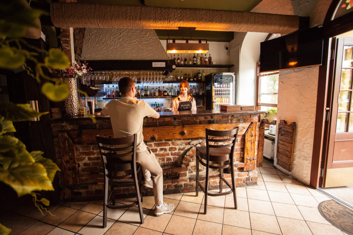 Przytulne wnętrze restauracji Pieczony Dzik w centrum Wrocławia