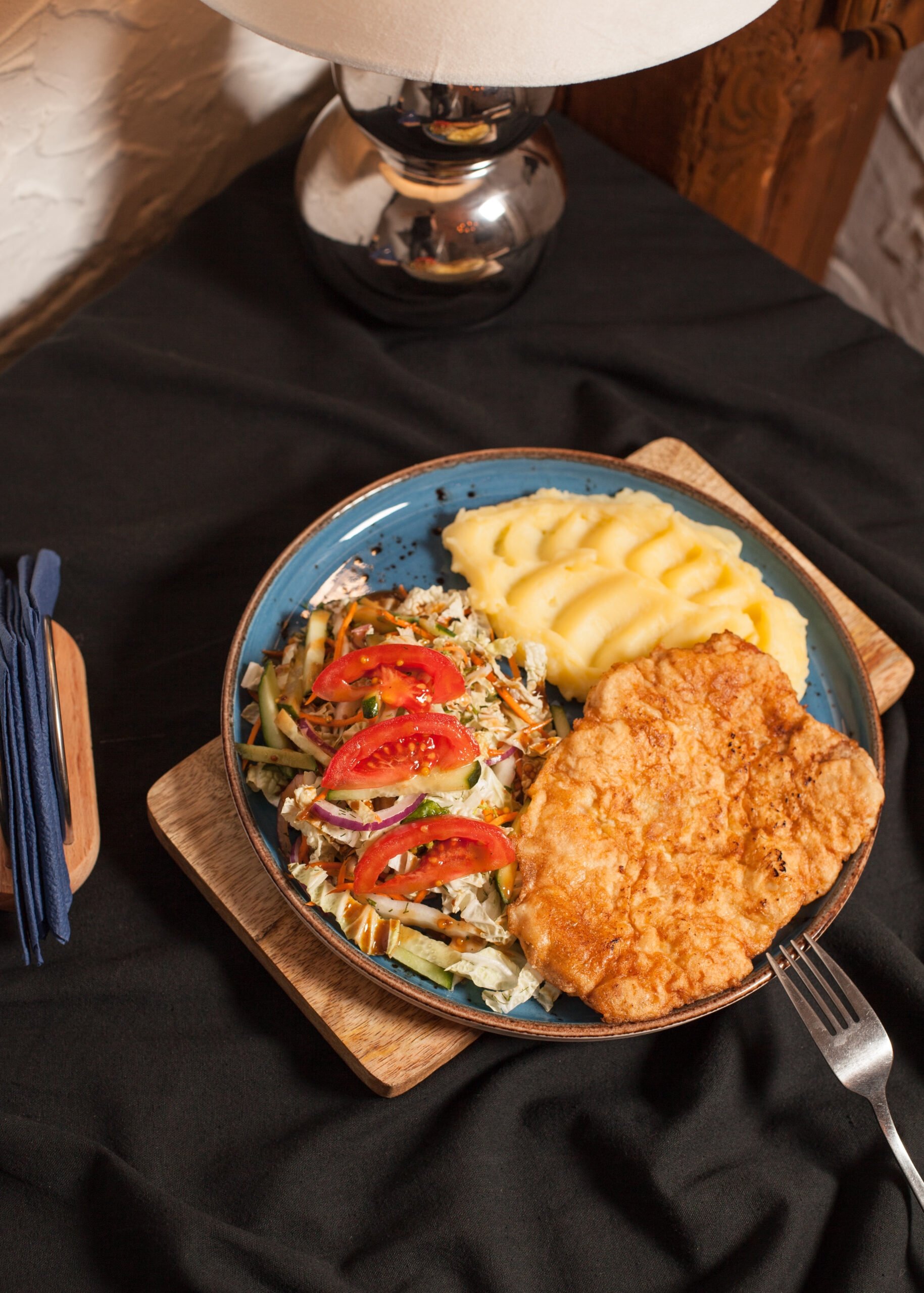 Kotlet z kurczaka z ziemniakami i sałatką w restauracji Pieczony Dzik we Wrocławiu