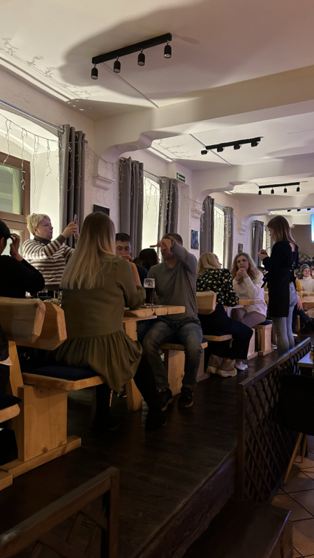 Goście w restauracji Pieczony Dzik we Wrocławiu po koncercie
