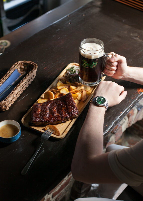 Soczyste żeberka z ziemniakami i sosem w restauracji Pieczony Dzik we Wrocławiu